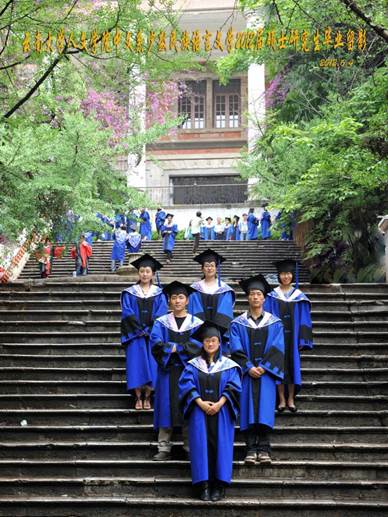 说明: 说明: 说明: (2012届)yl6809永利官网人永利中文系少数民族语言文学2012届硕士研究生毕业留影